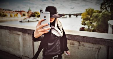 Es muss nicht immer neu sein Girl mit Smartphone iPhone