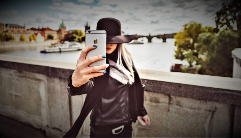 Girl mit Smartphone iPhone | Fotografieren Webseite Fotoblog